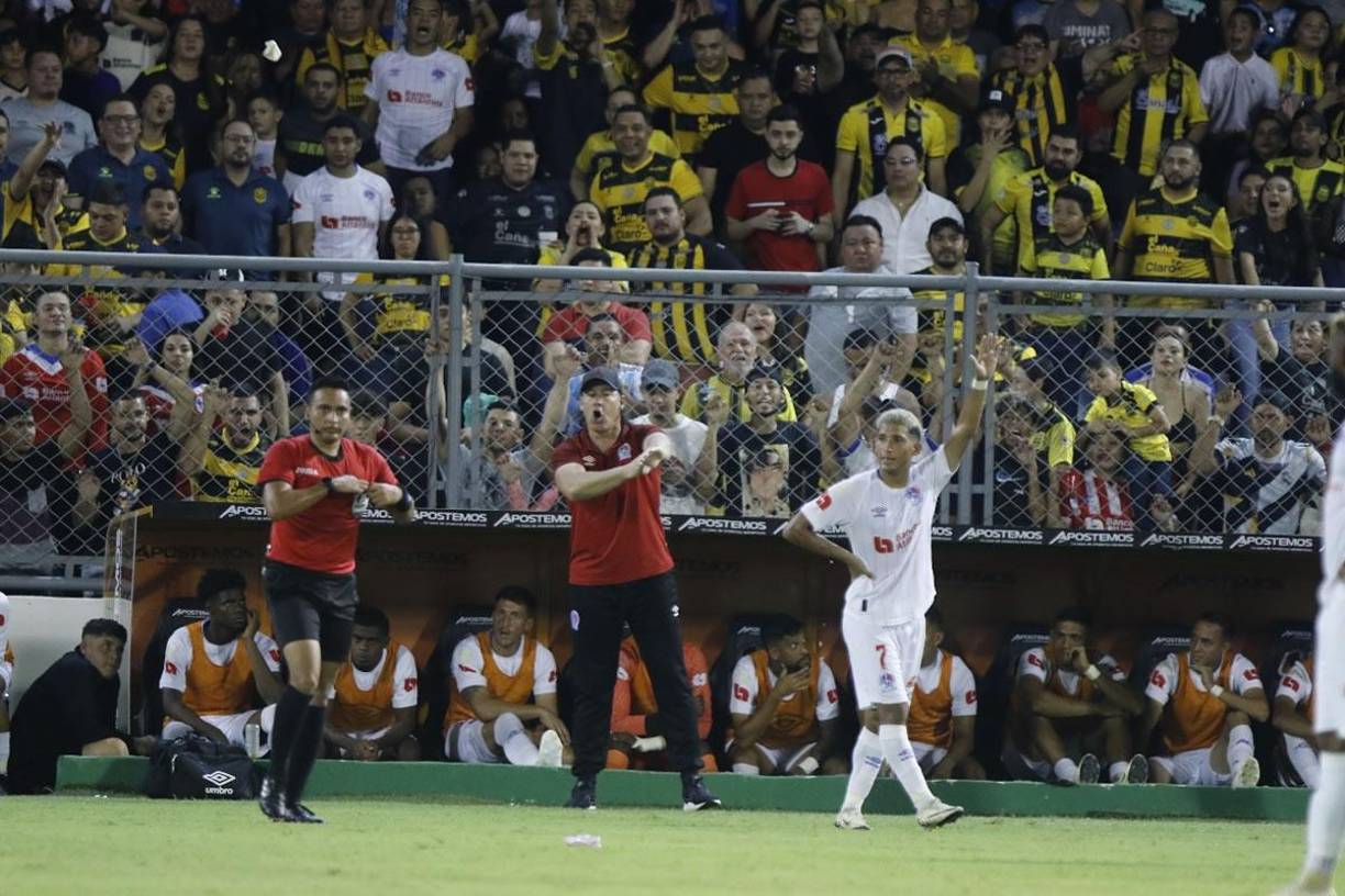 Tampoco a Gustavo Reggi, asistente técnico que dirigió el partido por la sanción de Pedro Troglio. El argentino, muy molesto, le reclamó al árbitro la pérdida de tiempo de jugadores del Real España y Saíd lo amonestó.