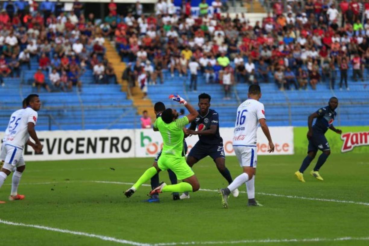 El portero Edrick Menjívar volvió a la titularidad del Olimpia y fue clave al detener varios remates del Motagua en los primeros minutos.