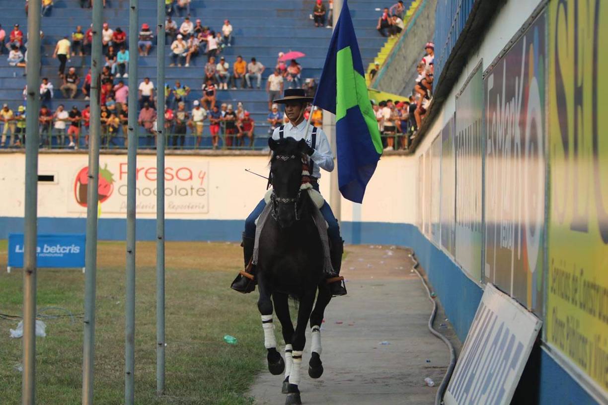 Un hombre se paseó por la orilla de la cancha del Juan Ramón Brevé Vargas montado en un caballo y con la bandera del Olancho FC.
