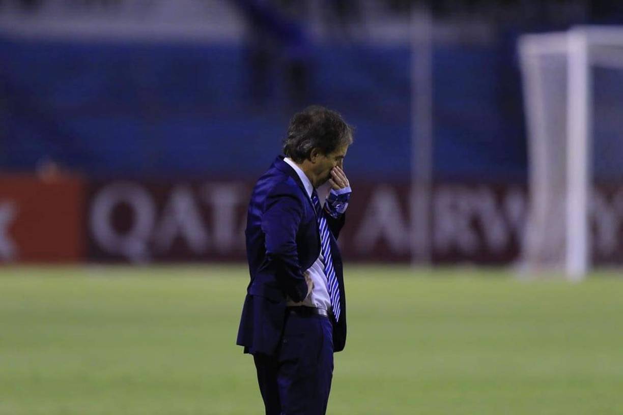 Guillermo Almada, entrenador del Pachuca, estaba desesperado en el partido contra el Motagua.