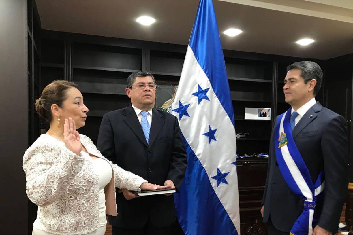 El ministro de Defensa de Honduras, José Manuel Zelaya Rosales, expresó sus felicitaciones a las Fuerzas Armadas y a la Policía Militar del Orden Público (PMOP) por la exitosa captura de la exministra de Finanzas, Rocío Tábora.