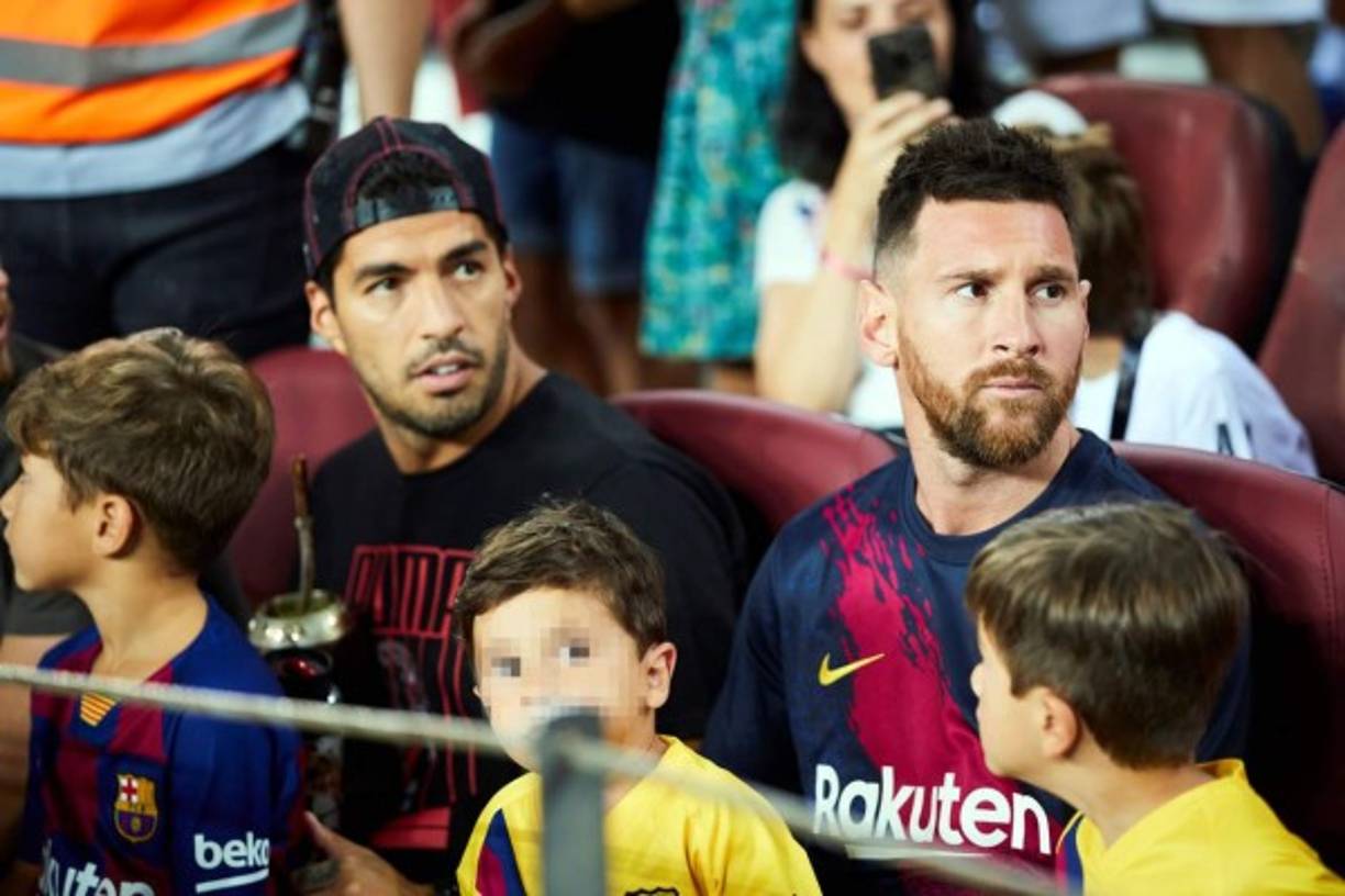 Messi y Luis Suárez, juntos a sus hijos, en las gradas del Camp Nou.