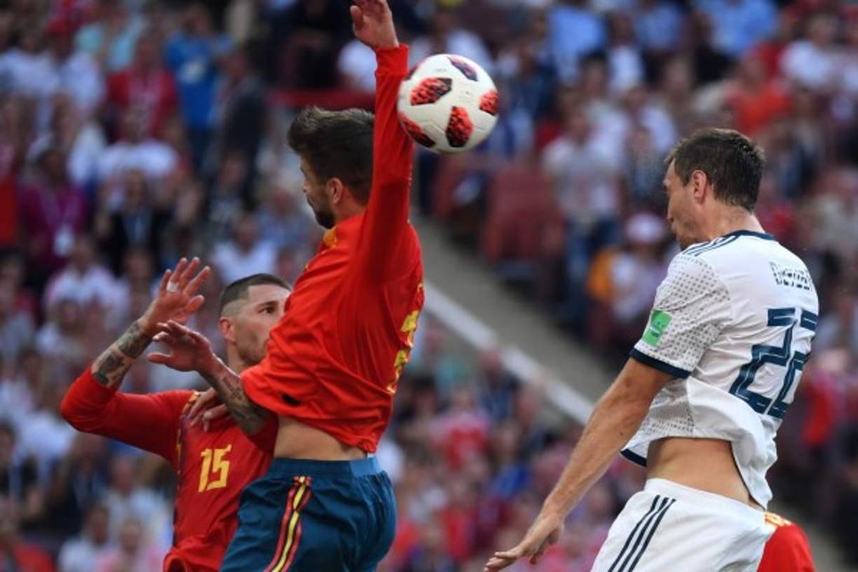 Momento de la jugada en donde se señaló penal a favor de Rusia tras la infantil mano de Piqué.