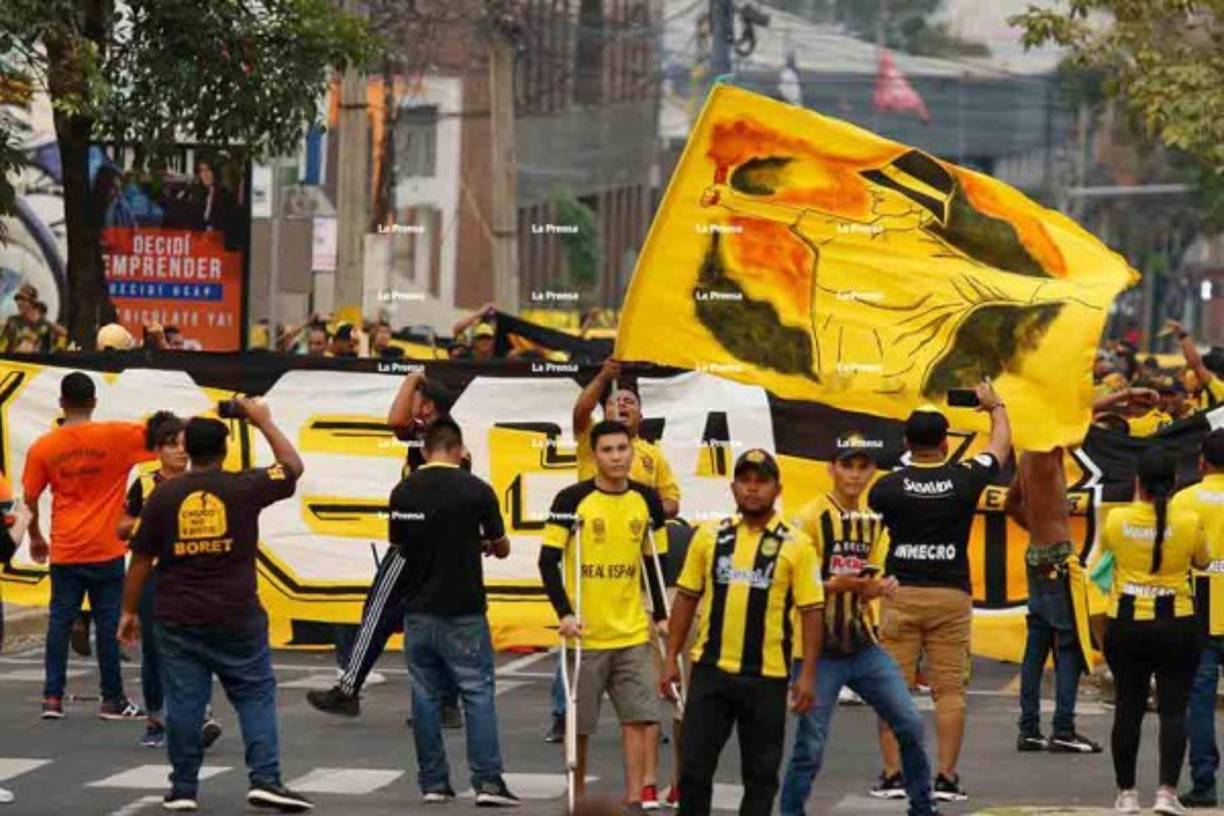 La Mega Barra del Real España puso el color en las calles del estadio Morazán. Llegaron desde horas muy tempranas al recinto deportivo.