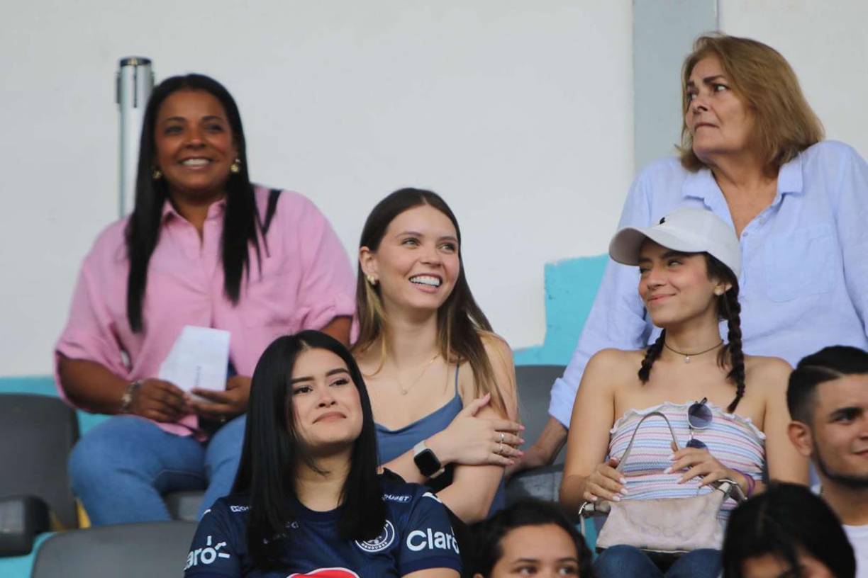 Cecilia García, la Miss Grand Honduras 2024 y novia del futbolista de Motagua, Agustín Auzmendi, en el estadio Nacional apoyando a su pareja. Robó miradas.