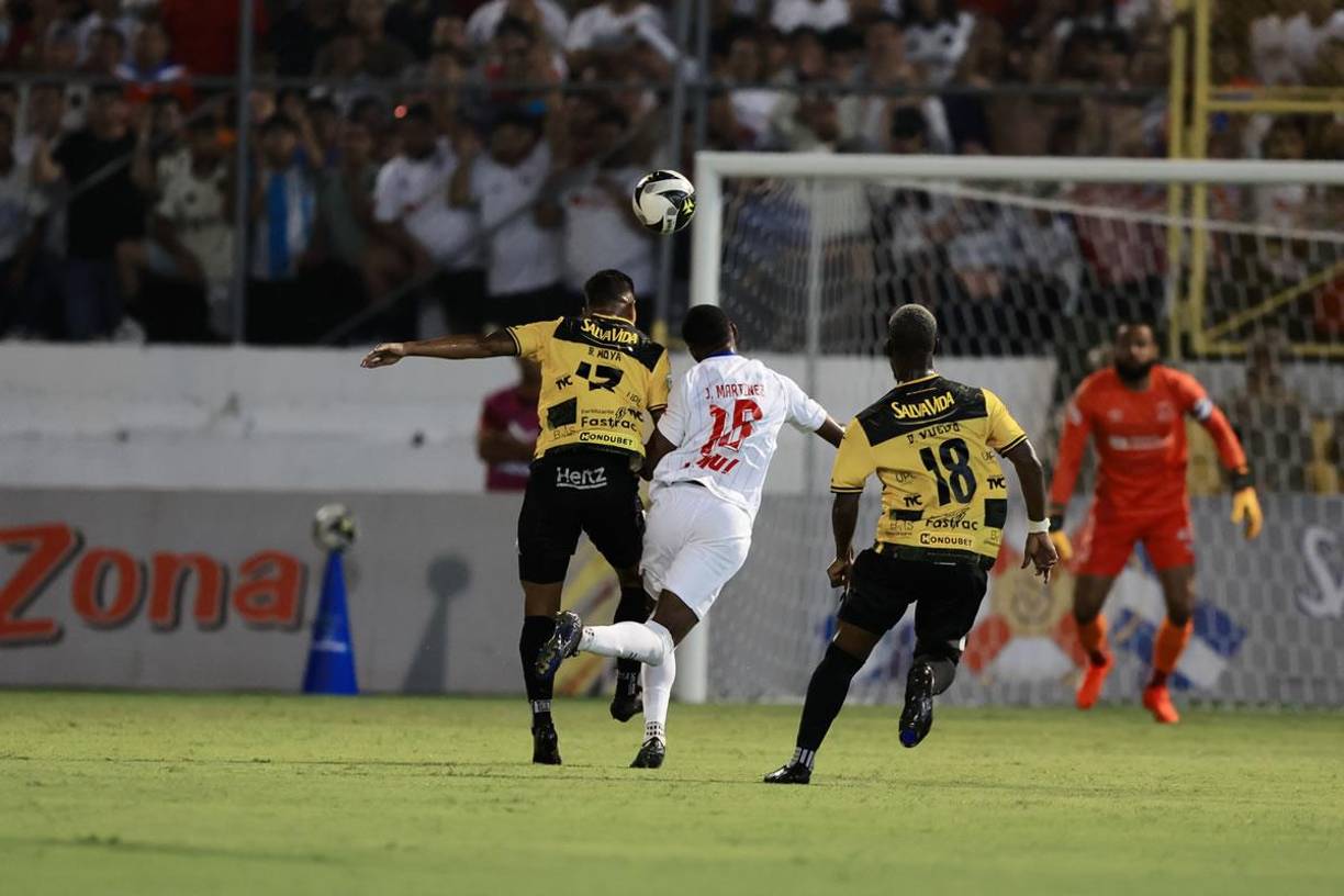 Momento en el que Brayan Moya le gana la posesión del balón a Julián Martínez para luego marcar su golazo.
