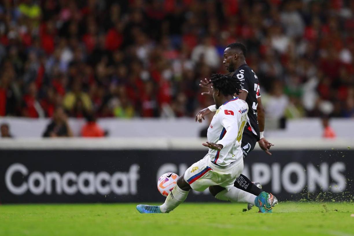 El delantero colombiano Julián Andrés Quiñones volvió a superar a José García y marcó su doblete y 4-0 con este disparo de derecha.