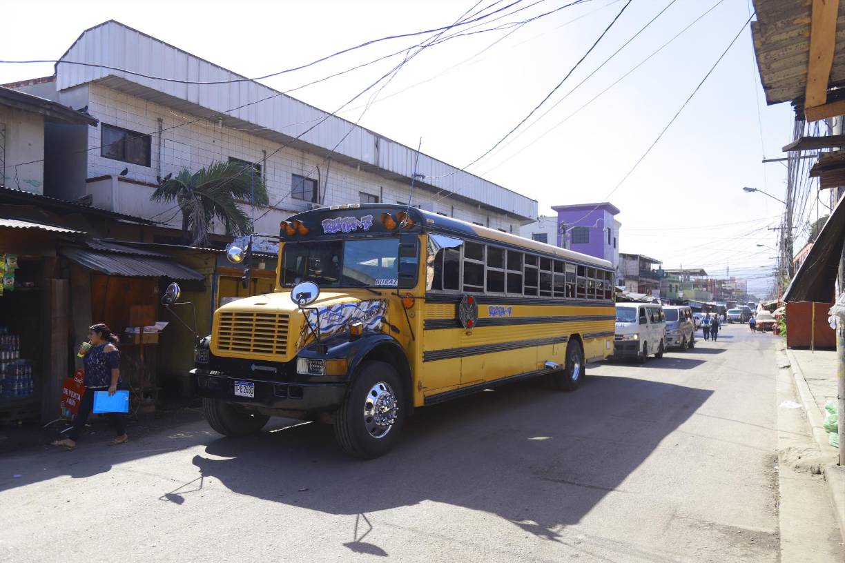 Pocos buses amarillos quedan en San Pedro Sula, esta unidad es de la ruta 7.