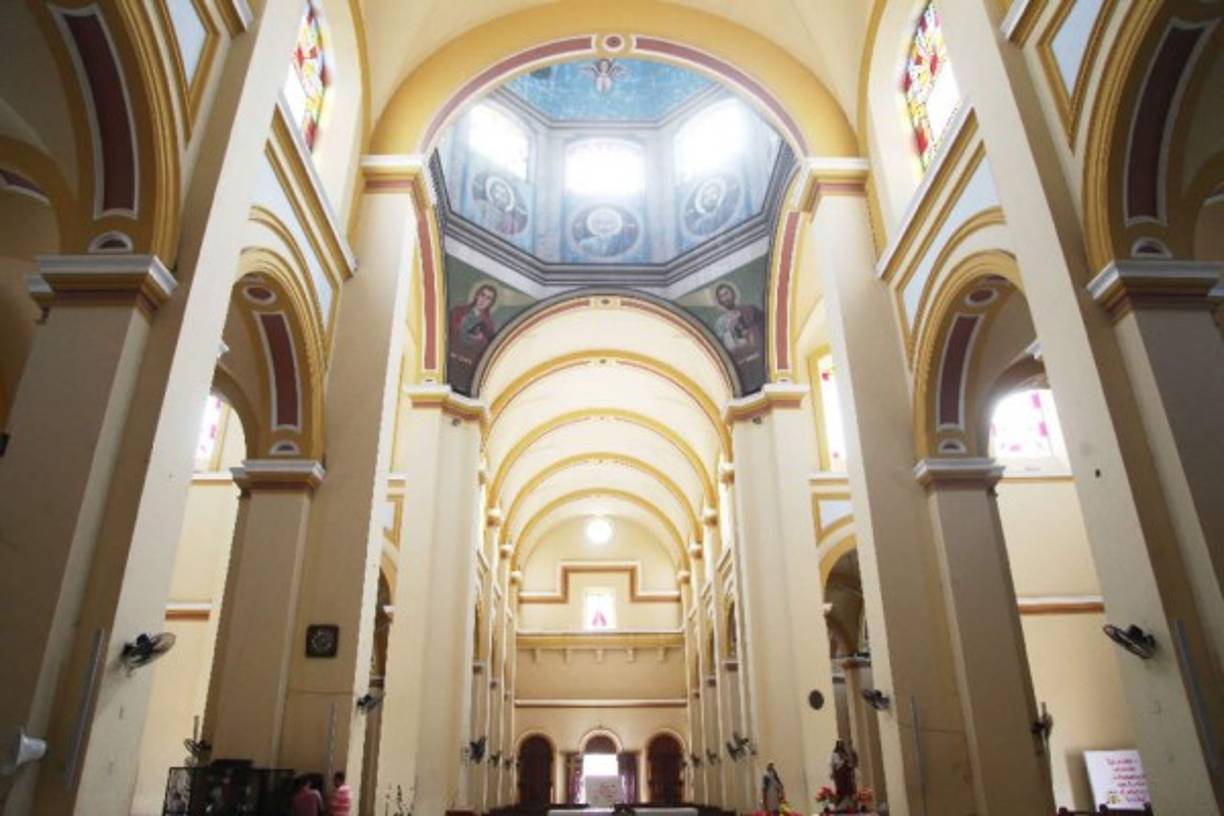 El pintor hondureño Rolando Rodríguez, más conocido como Sambo, es el que está plasmando su arte y dice que se siente contento por estar realizando el trabajo en un sitio tan significativo como la catedral.