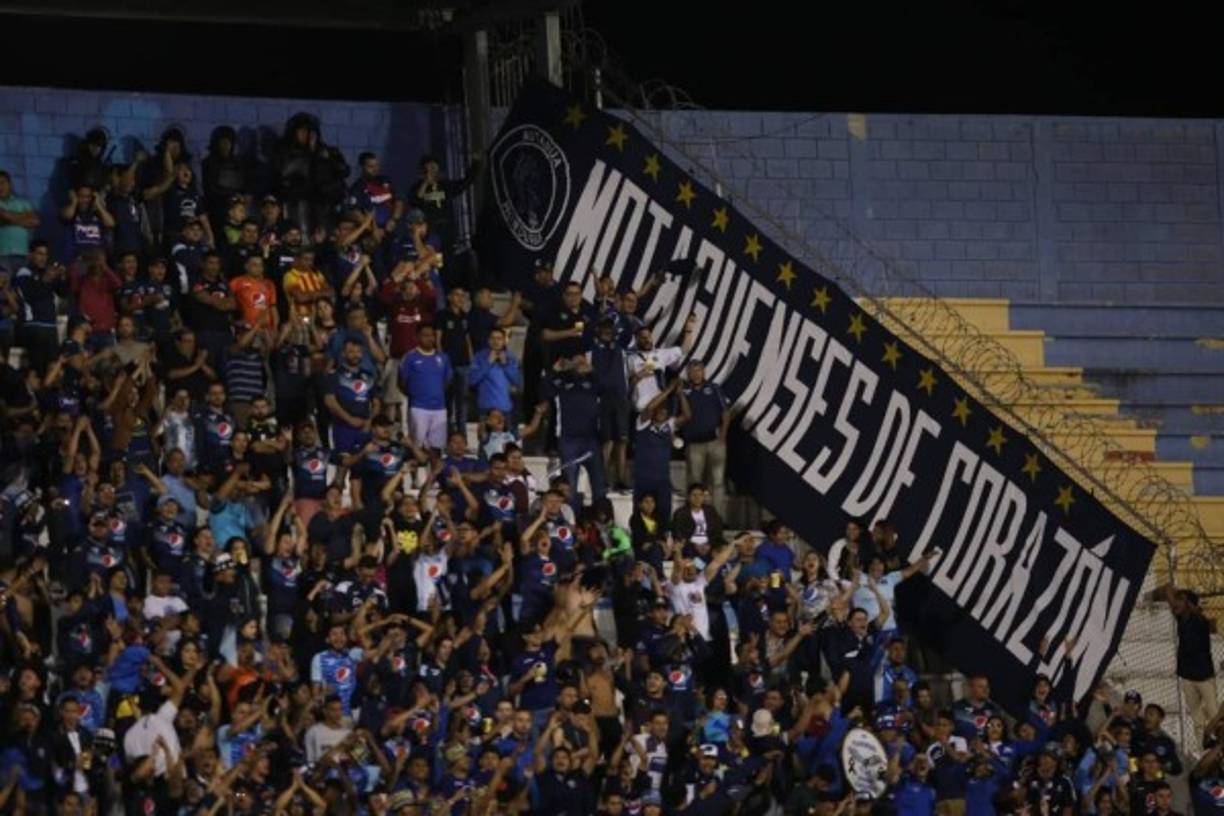 Los aficionados del Motagua que alentaron todo el partido al equipo.
