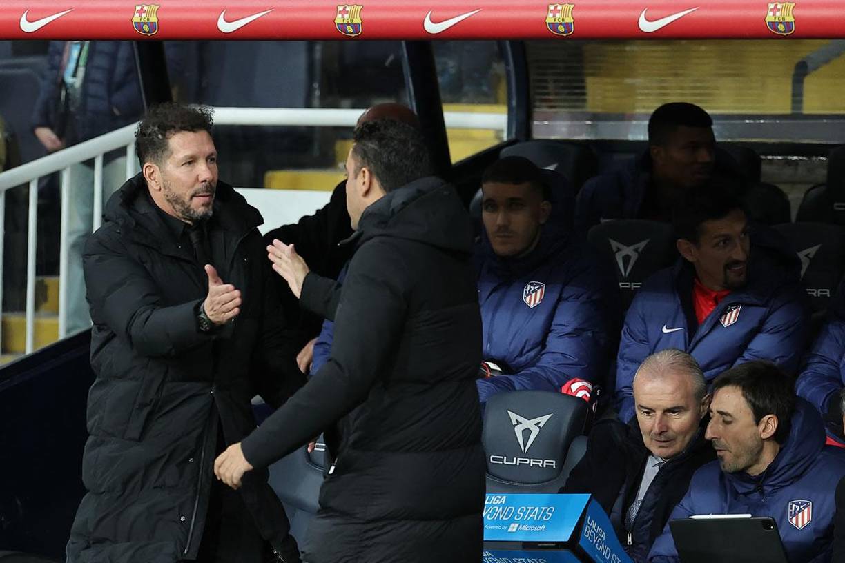 El saludo entre Xavi Hernández y Diego Pablo Simeone antes del inicio del partido.
