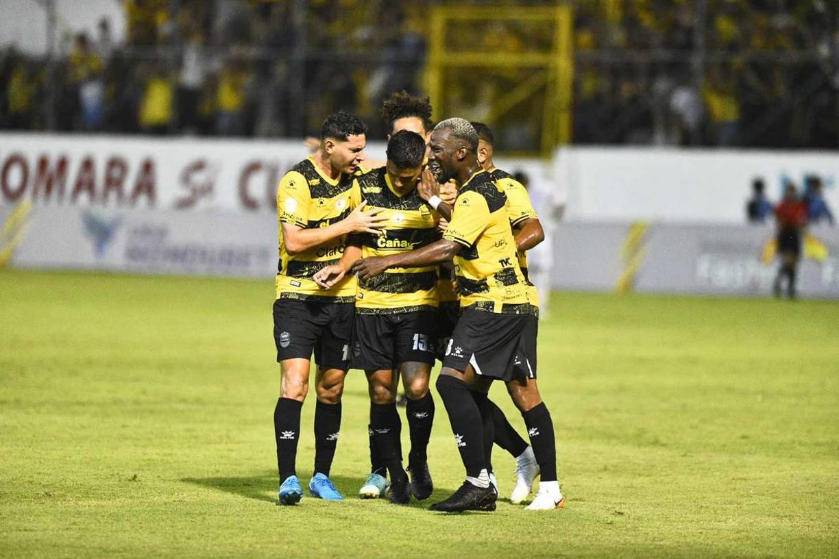 Brayan Moya no celebró su gol por su pasado en el Olimpia, pero sí lo hicieron sus compañeros.
