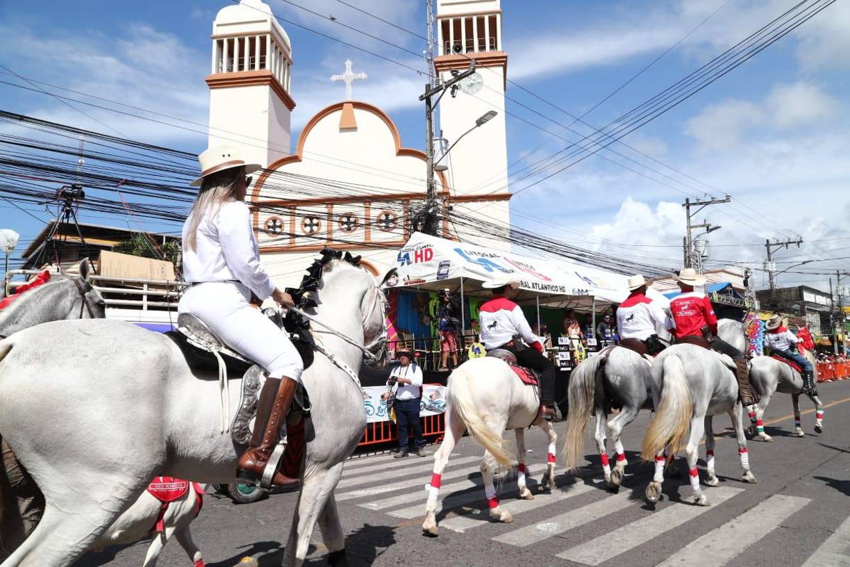 Luego del desfile de sus jinetes en sus caballos, viene la tan esperada desfile de carrozas.