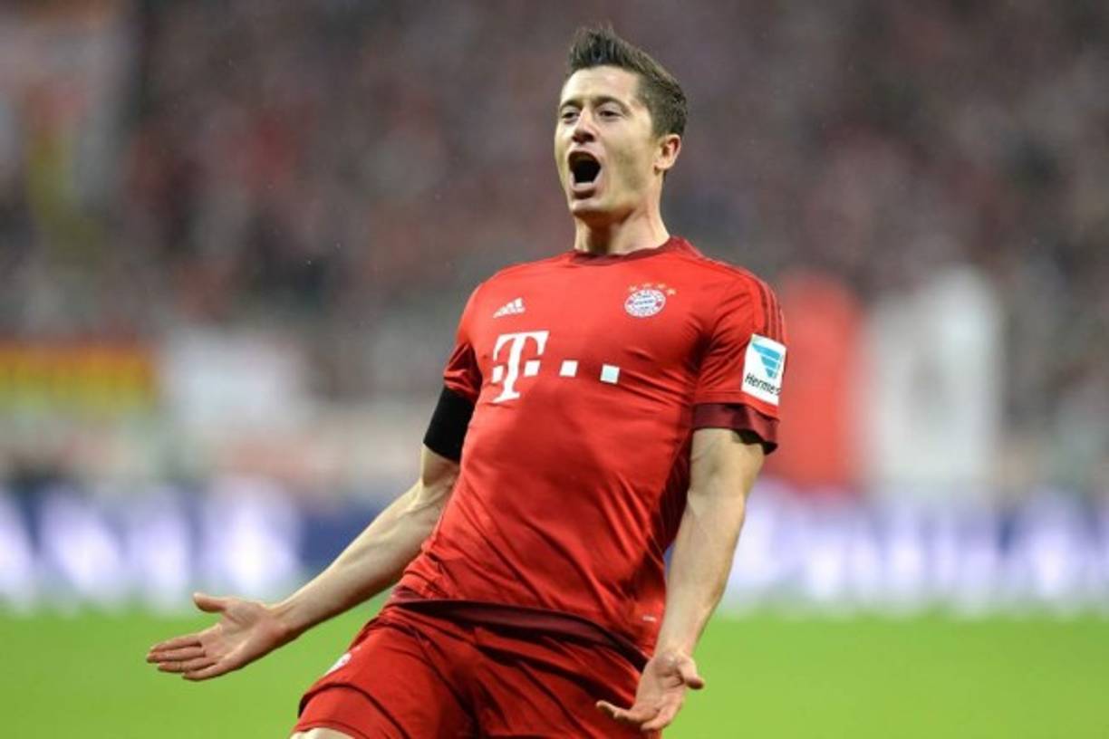 Robert Lewandowski: El delantero polaco ha sido relacionado en varias ocasiones con el Real Madrid y parece que está dispuesto a dejar el Bayern Múnich el próximo verano, aunque será complicado su fichaje ya que los alemanes no lo pondrán nada fácil. Otro de los clubes interesados en él es el París Saint-Germain, ya que buscan un delantero top para cubrir la baja de Zlatan Ibrahimovic.