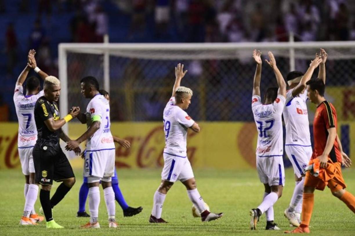 Jugadores del Olimpia festejando el triunfo y agradeciendo el apoyo de los aficionados merengues que llegaron al Olímpico.