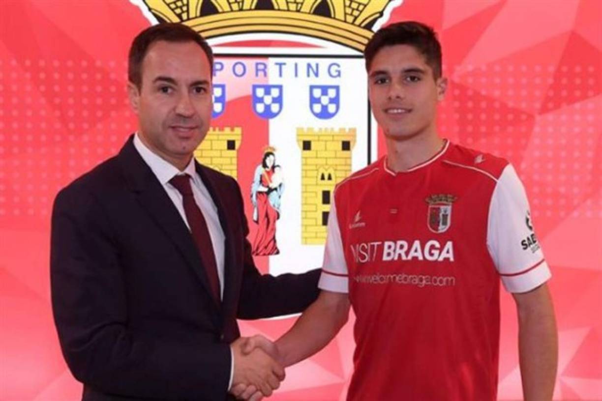 Pedro Neto no llegará al FC Barcelona este próximo verano. Tampoco al Manchester United, de hecho. Pese al fuerte interés de ambos clubes, el Sporting de Braga ha hecho oficial la renovación del joven crack hasta el próximo 30 de junio de 2020. Así pues, el prometedor atacante portugués seguirá en su actual club unas cuantas temporadas más. “Deportivamente las propuestas del Barcelona y del United eran interesantes, pero económicamente nunca recibimos ninguna oferta. El presidente del Braga fue también determinante. Fue él quien nos convenció de que lo mejor para mi hijo era que siguiera en el Braga”, ha explicado el padre del futbolista a ‘O Jogo’.