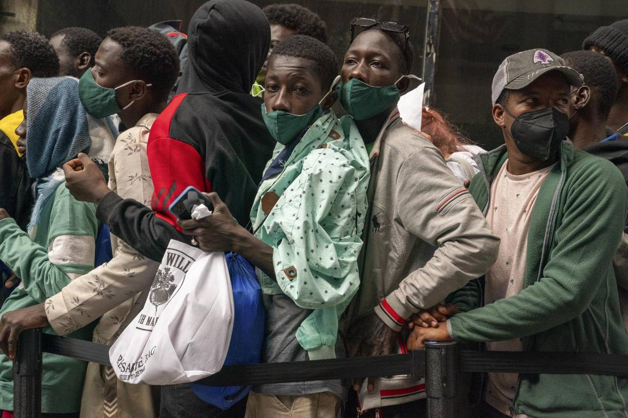 Josh Goldfein, abogado de la Legal Aid Society que presentó el litigio que dio lugar al derecho al refugio hace más de 40 años, dijo que creía que las personas que dormían fuera del Roosevelt estaban allí en parte porque el alcalde trataba de presionar a Washington para que enviara más ayuda y tratando de disuadir a más migrantes de venir