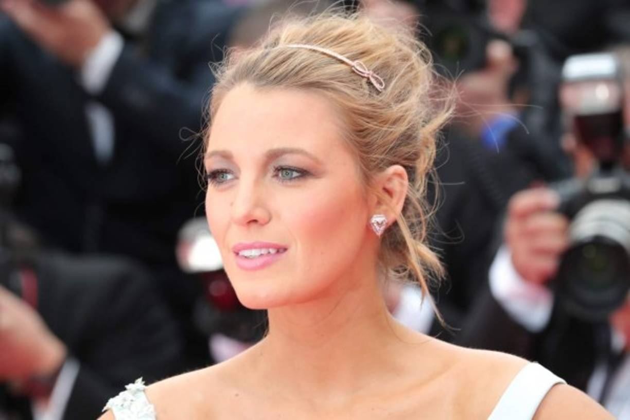 Blake Lively, convertida en una princesa Disney con su vaporoso vestido azul pastel y un romántico recogido decorado con una diadema con un pequeño lazo. ¡Espectacular!