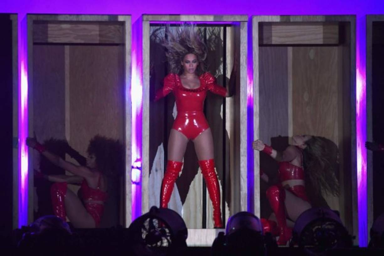 'Lemonade', el sexto álbum de estudio de la diva estadounidense que luce este traje que la hace ver al 'rojo vivo'.