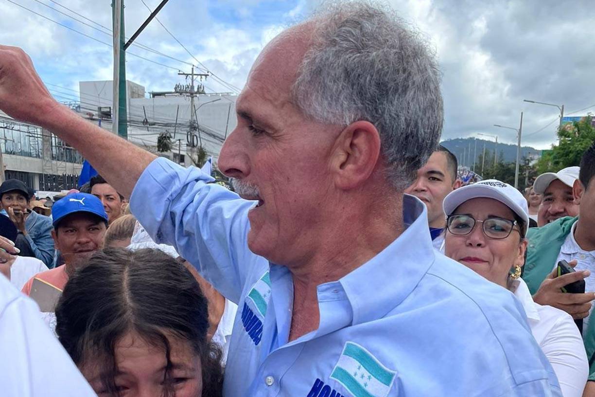 “La democracia y la libertad es lo que tenemos que defender, no es una candidatura. Los 128 diputados no pueden ser suplantados por 9 diputados. Defendamos la democracia”, dijo Nasry Tito Asfura, excandidato presidencial del Partido Nacional.