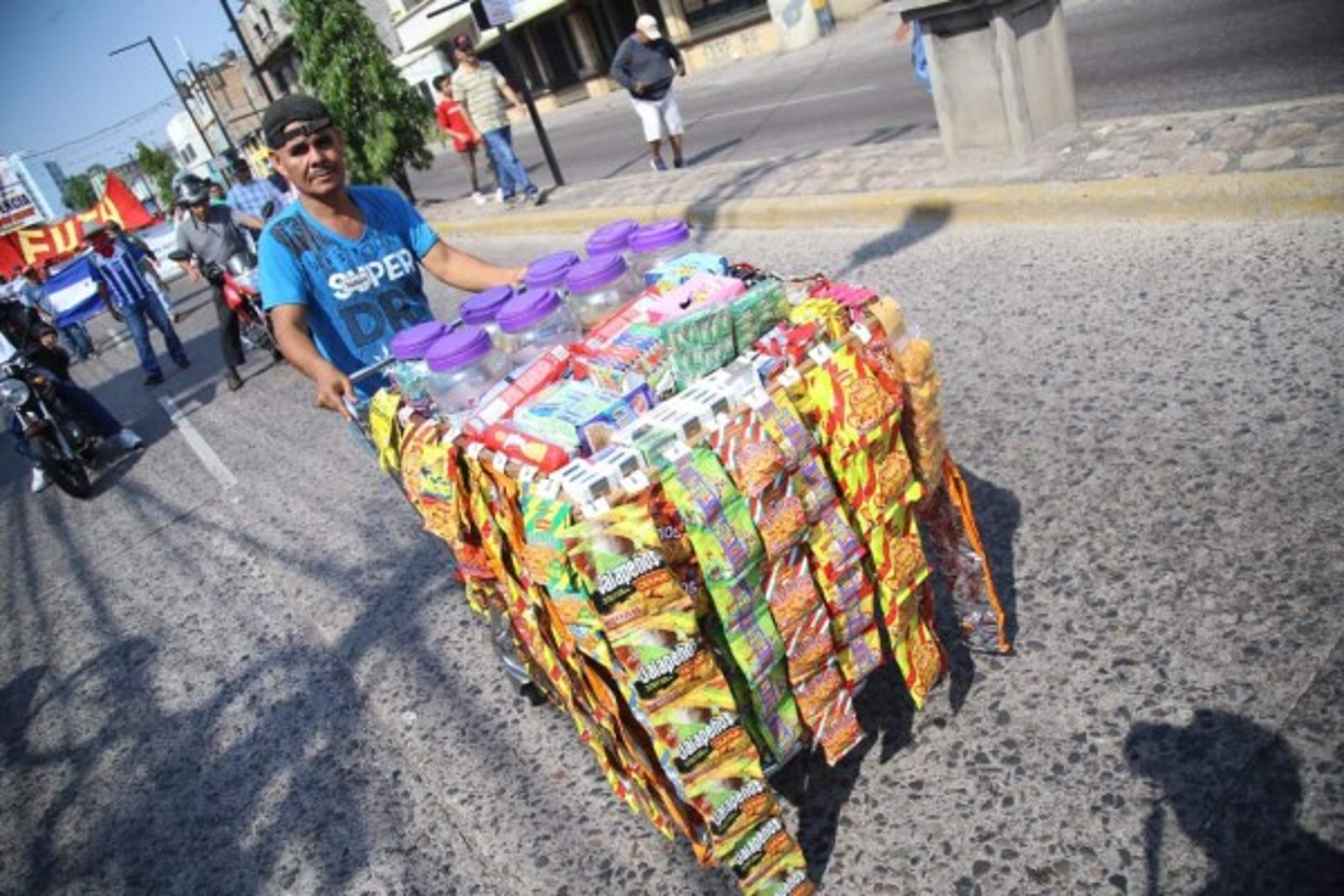 Este ciudadano aprovechó para vender sus golosinas entre los manifestantes.