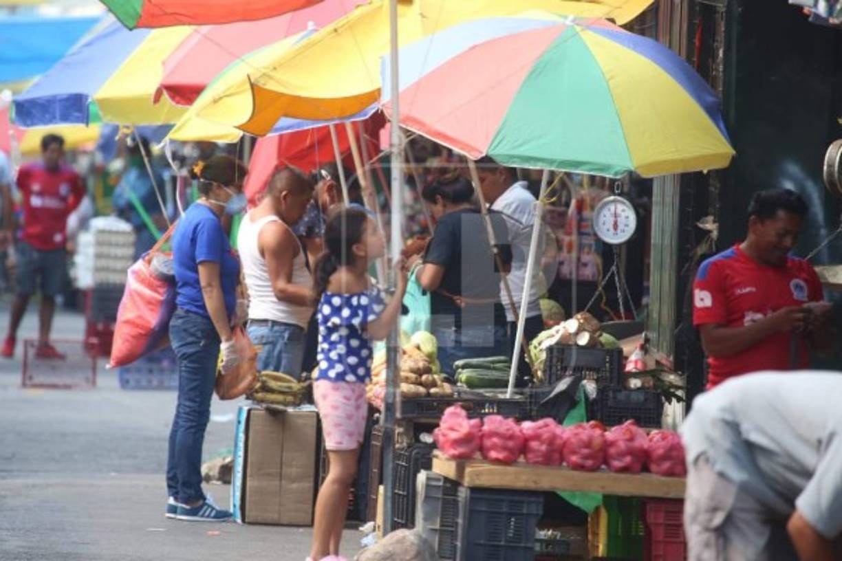 Por otro lado, la mayoría de las personas que realizaron compras este día fueron jóvenes adultos y la mayoría de ellos usaba mascarilla.