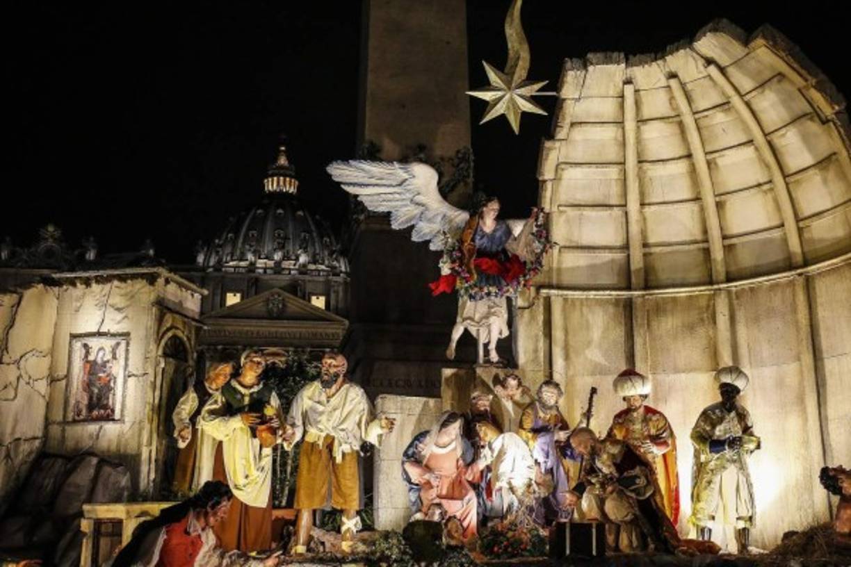 Temporada. Nacimiento en el Vaticano. El Belén instalado en la Plaza de San Pedro en Ciudad del Vaticano para admiración de los turistas.