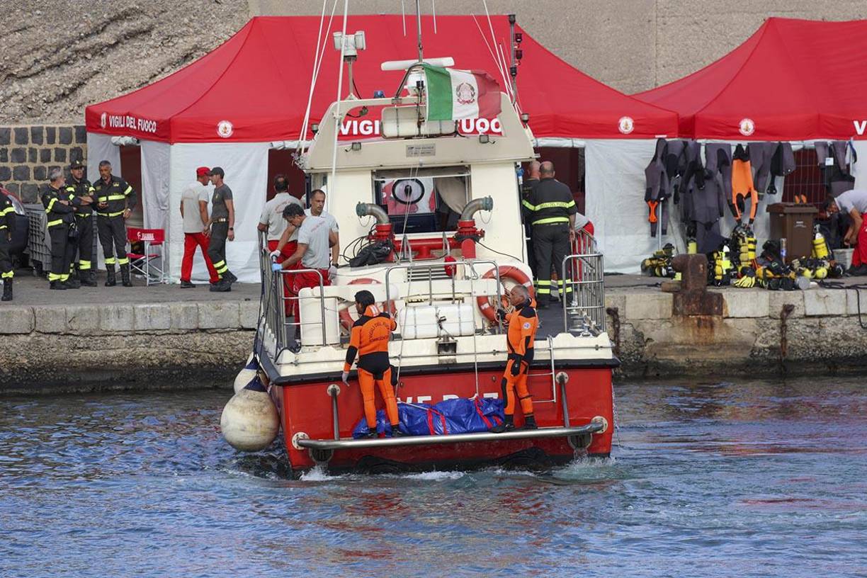 Una de las hipótesis inicialmente formuladas fue la rotura del mástil, que medía 75 metros, pero las operaciones de rescate habrían demostrado que en realidad está intacto.