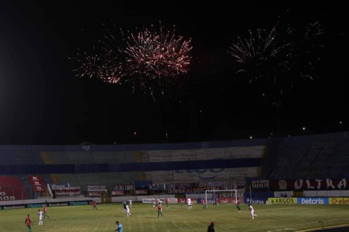 El partido se jugó a puertas cerradas por el COVID-19, pero eso no impidió a la Ultra Fiel, barra del Olimpia, realizar su show de fuegos artificiales afuera del estadio Nacional.