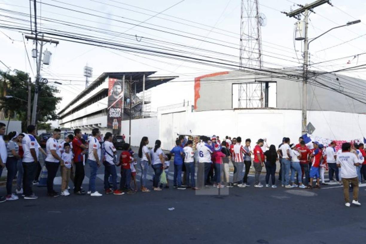 La afición del Olimpia llegó en una enorme cantidad al estadio Morazán para ver al club de sus amores. Desde horas muy tempranas, largas filas se formaron en las afueras del recinto deportivo.
