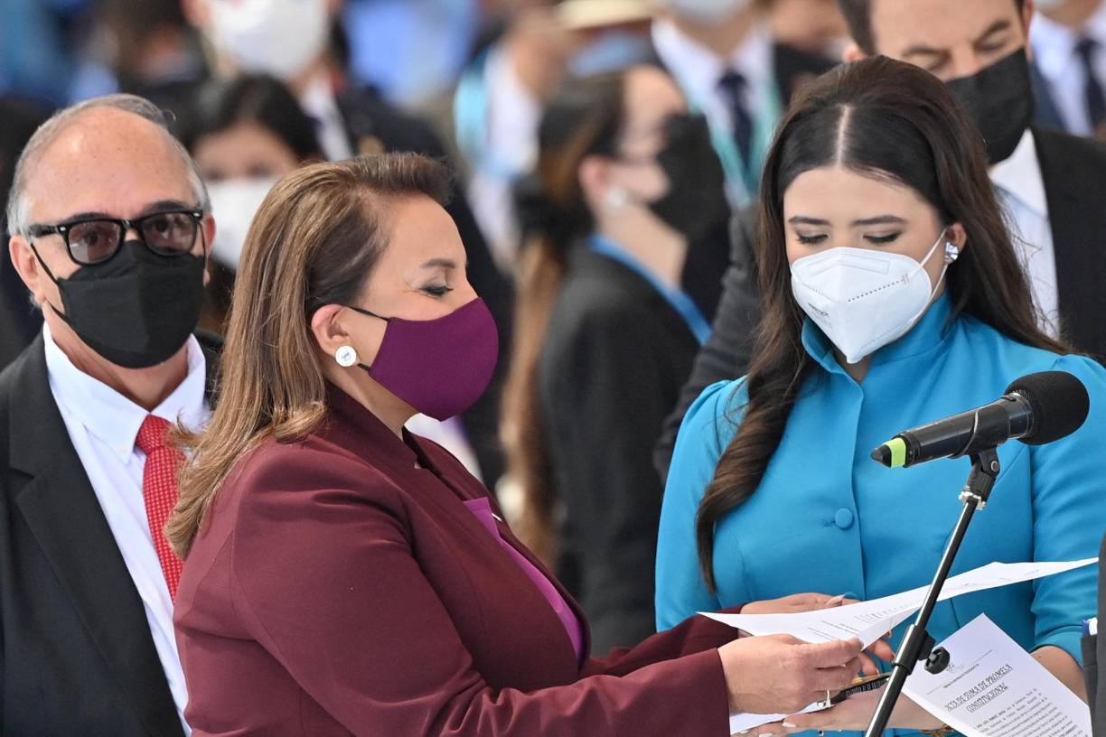 Irene, hija de Zoe Zelaya Castro y Juan Carlos Melara Hernández, sostuvo la Constitución de la República para el juramento de su abuela como la primera mujer presidenta de Honduras.