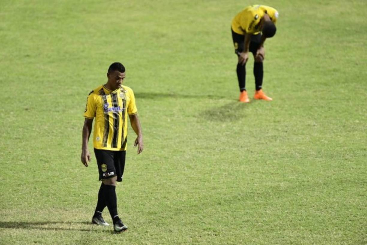 Rony Martínez, cabizbajo al final del partido.