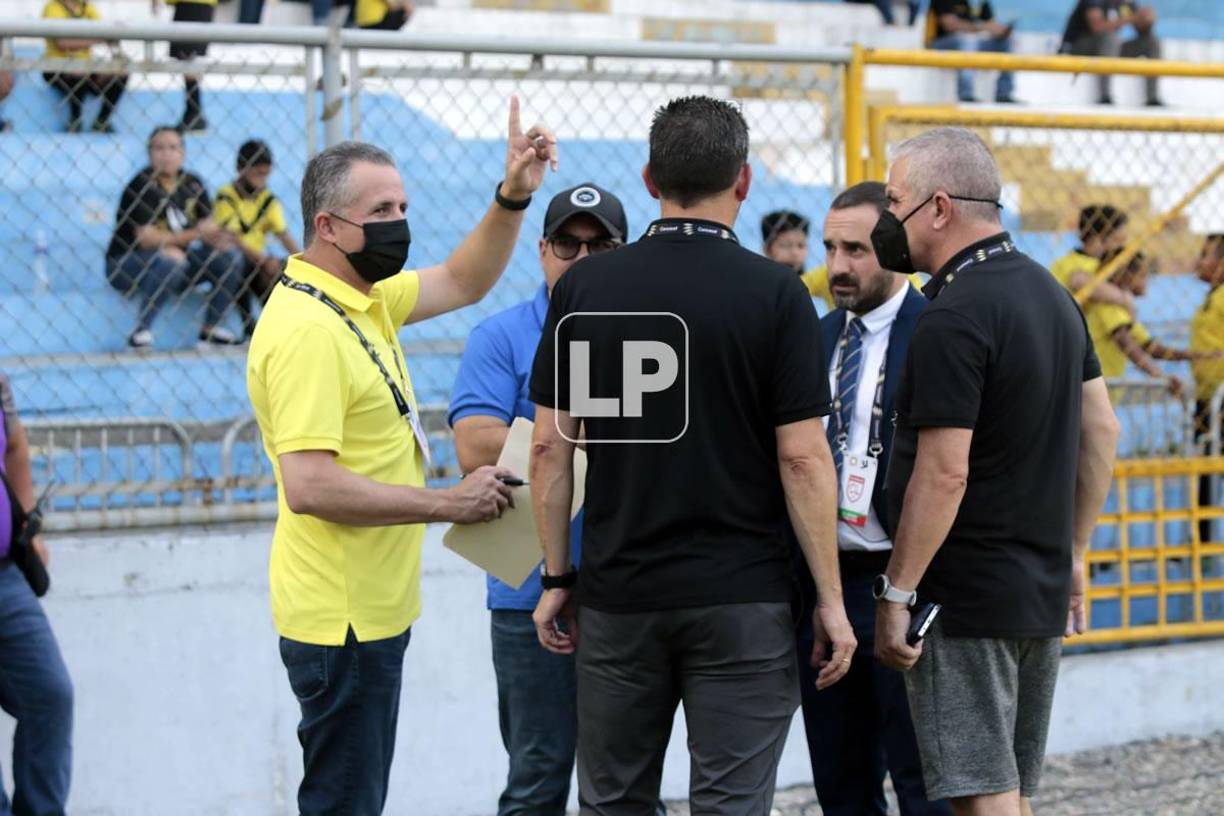 El presidente del Real España, Elías Burbara, organizando que todo este bien previo al partido ante Herediano de Costa Rica.