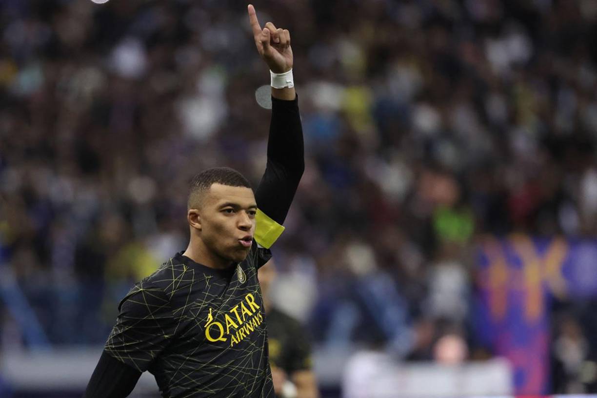 Kylian Mbappé festeja el gol que marcó de penal en el partido.