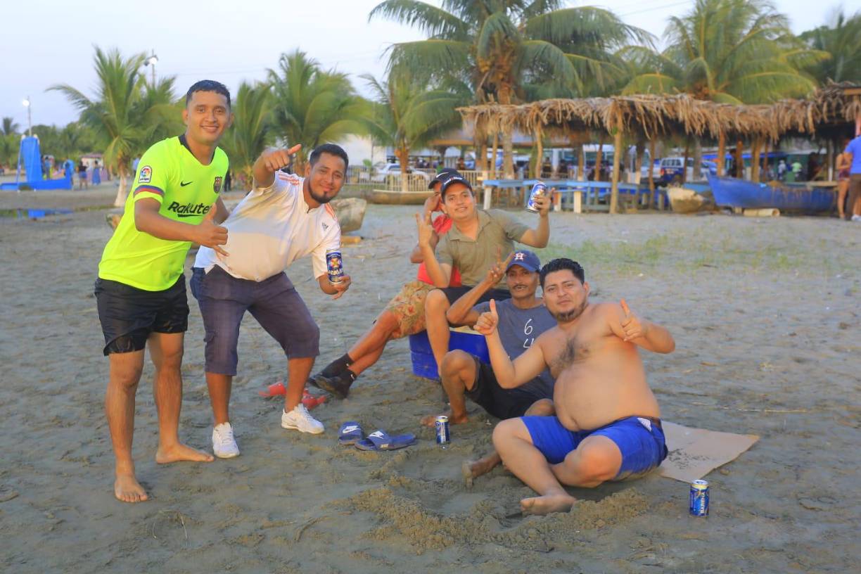 Así disfrutan los hondureños este sábado en Cieneguita, Cortés