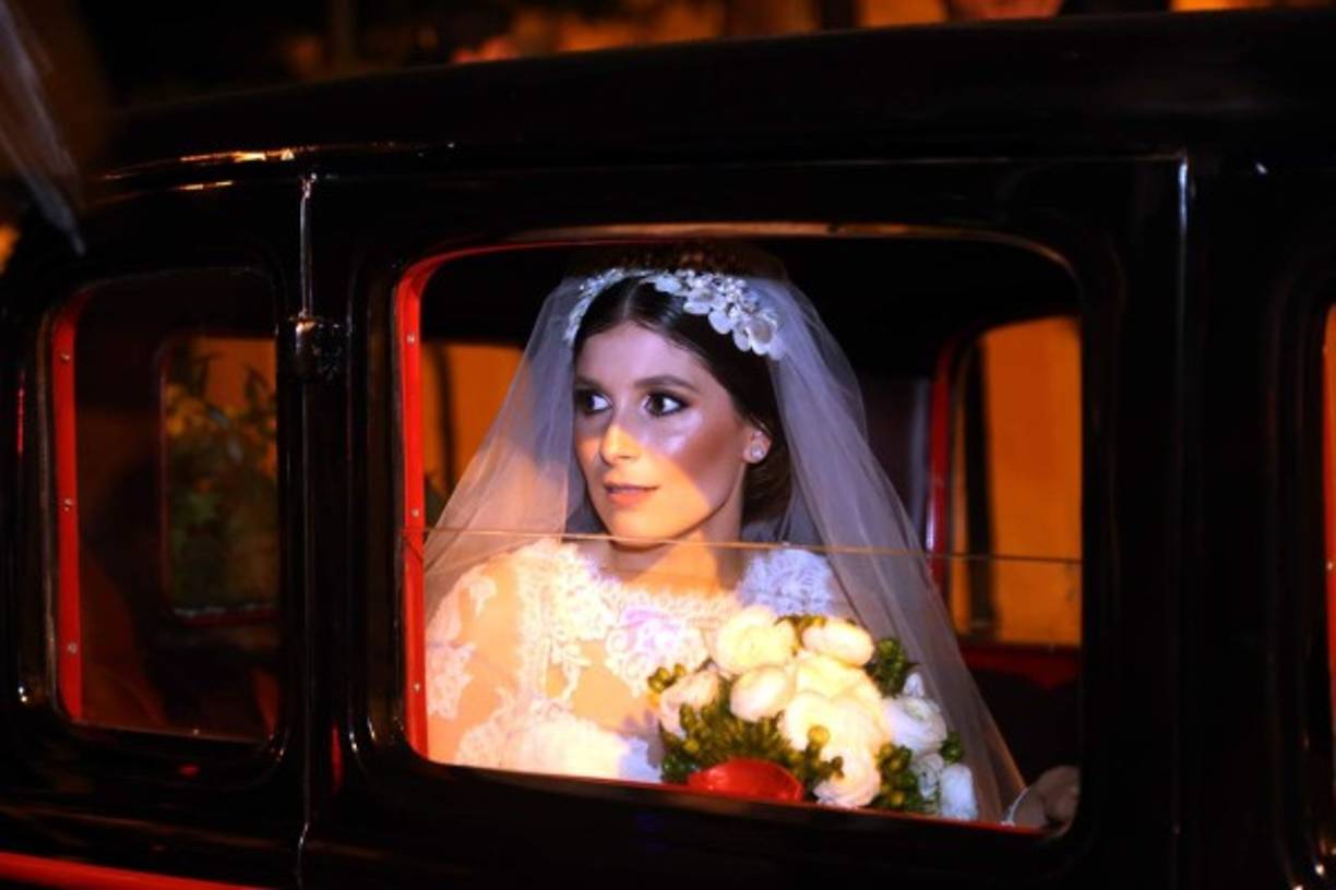 La novia, inmaculada, aguardó en el auto clásico.