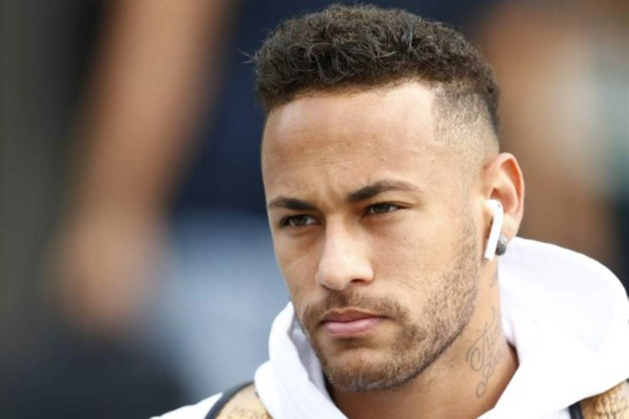 Con un rostro muy serio, Neymar dejó Kazán para bolar hacia Brasil.
