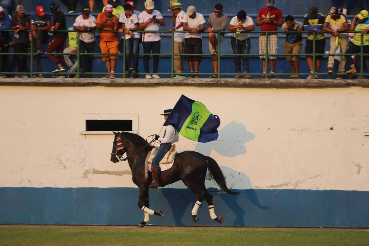 Un hombre se paseó por la orilla de la cancha del Juan Ramón Brevé Vargas montado en un caballo y con la bandera del Olancho FC.