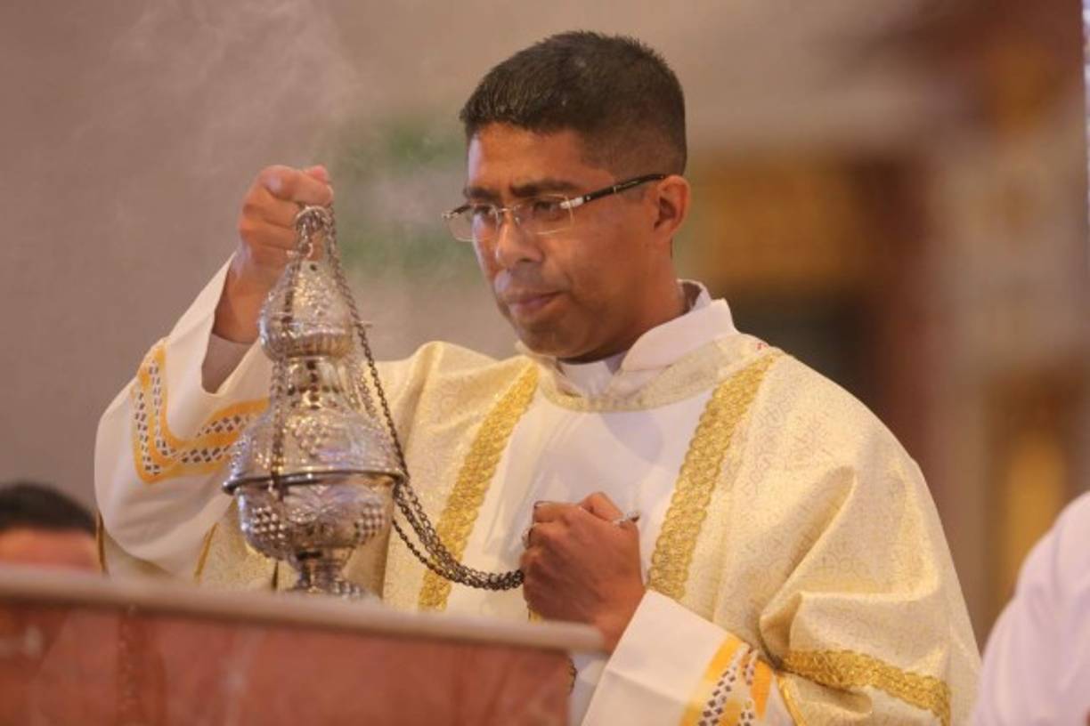 Un sacerdote esparce incienso durante los actos religiosos.