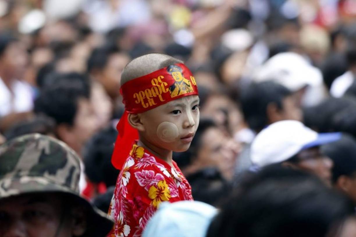 BIRMANIA. En el Día de los Mártires. Un niño participa en la ceremonia 69 del Día de los Mártires en el Mausoleo de los Mártires en Yangon. Fotos: EFE