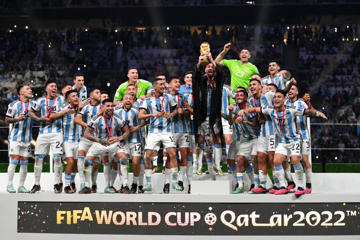 En una final de leyenda (3-3, 4-2 en penales) Argentina sobrevivió a Francia, un triunfo en penales construido antes por la pareja rosarina, un título mundial que se une a los logrados en 1978 y 1986.