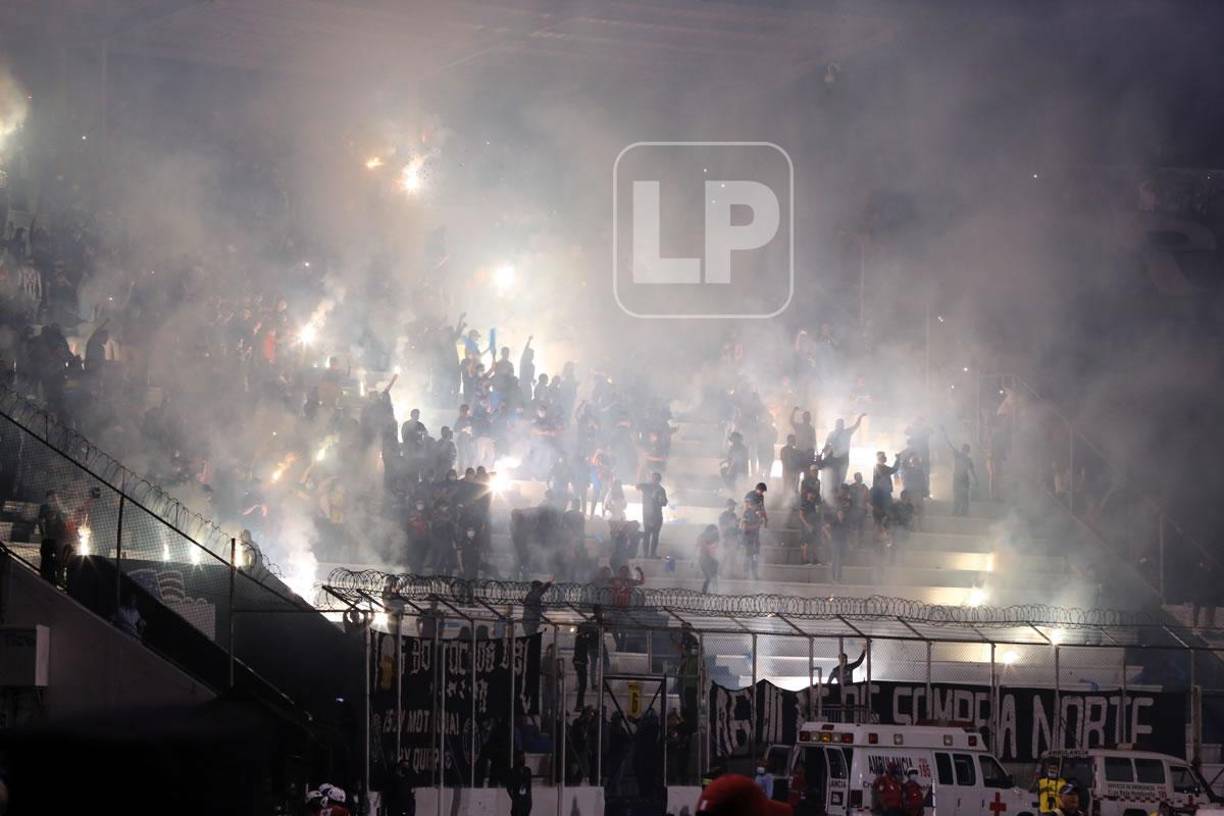 La afición del Motagua montó su show en las gradas del Nacional.