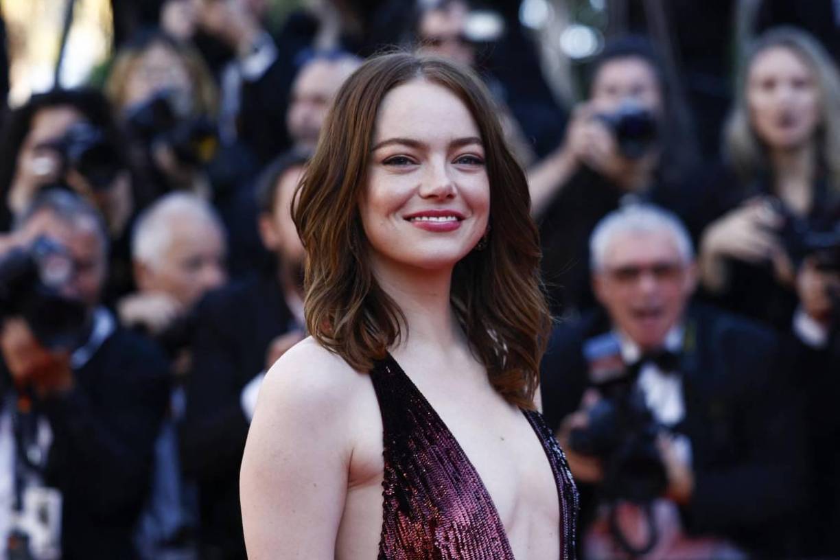 La actriz Emma Stone reveló en una entrevista que ella también ha sufrido. “Tenía muchísima ansiedad de niña. Pasé mucho tiempo en terapia, desde los ocho a los diez años. Estaba al límite de la agorafobia. No podía apartarme de mi madre”. 
