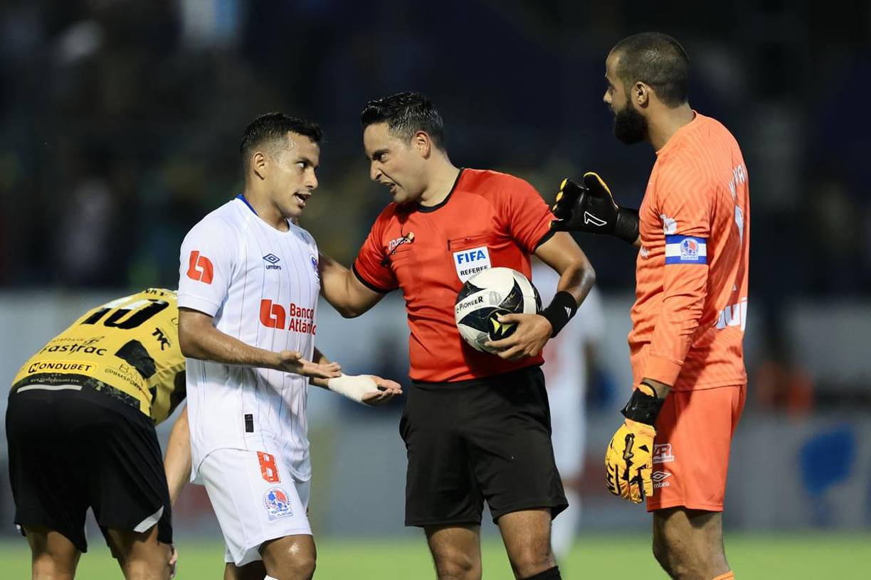 Saíd Martínez no tenía nada contentos a los futbolistas del Olimpia.