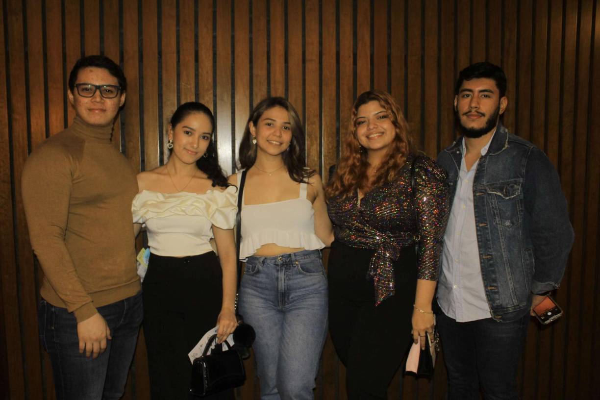 Carlos Manzano, Valeria Recinos, Esther Villatoro, Andrea Zaldívar y Gerardo Pineda.