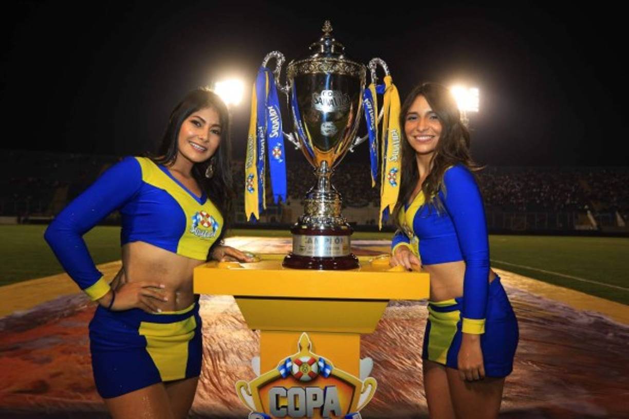 En el Olimpia - Honduras Progreso la Copa lució acompañada por estas chicas hermosas. La chica de la izquierda es la novia del volante Benavídez del Real España.