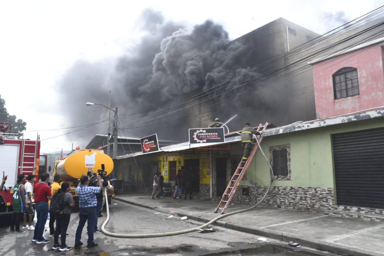 Incendio desata el caos en barrio Medina de San Pedro Sula (fotos)
