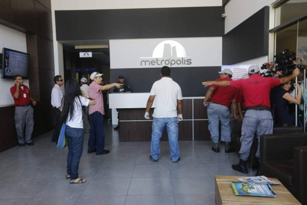 Ambiente en las afueras la torre uno del edificio Metrópolis.