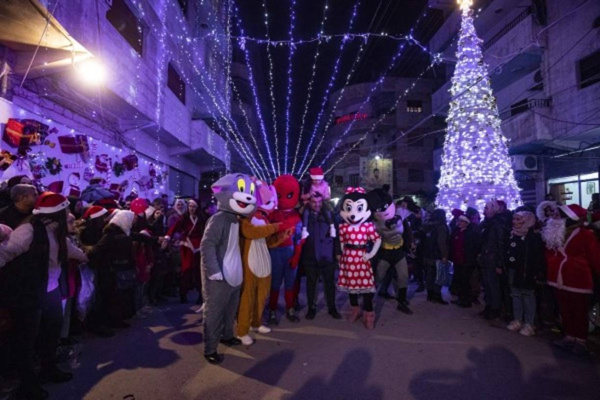 En Siria, los ciudadanos celebraron a lo grande la llegada de la navidad, sin aplicar uso de las mascarillas para evitar el covid-19.