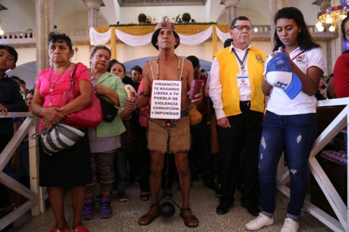 Un hombre ataviado como índigena llegó atado con grilletes y con una petición para la Virgen.